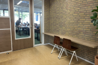 Houtwerk en deuren gewrapt met folie in houtstructuur